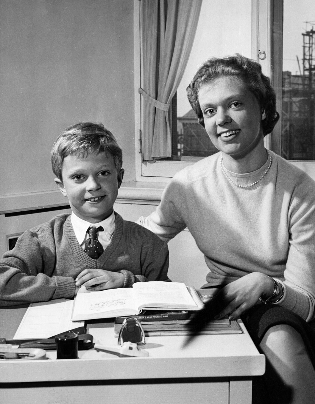Bild ur arkivet på, den då nioåriga, kronpinsen Carl Gustaf och systern prinsessan Birgitta från år 1956. Bild ur arkivet på, den då nioåriga, kronpinsen Carl Gustaf och systern prinsessan Birgitta från år 1956.