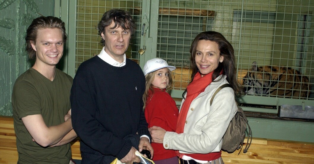 Familjen Hallström-Olin med barnen Johan och Tora Hallström på Kolmården-vimmel 2002. Lasse Hallström och Lena Olin med barnen Johan och Tora på Kolmården 2002.