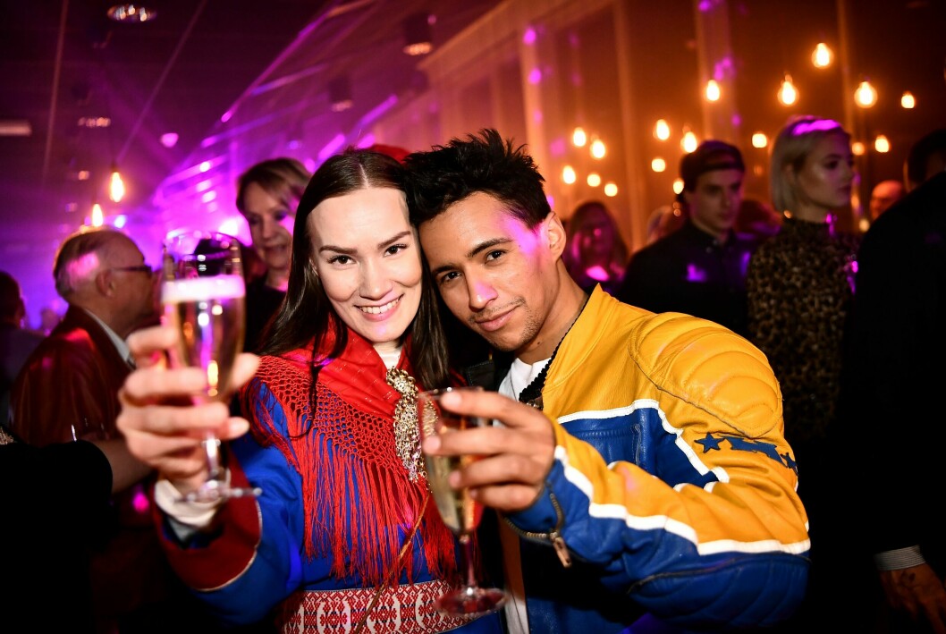 Jon Henrik och exflickvännen Maret skålade i champagne på en efterfest i samband med hans medverkan i <span class=" italic" data-lab-italic_desktop="italic">Melodifestivalen</span> 2019. Jon Henrik och exflickvännen Maret skålade i champagne på en efterfest i samband med hans medverkan i Melodifestivalen 2019.