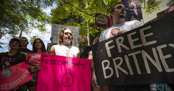 Demonstranter i Free Britney-rörelsen.
