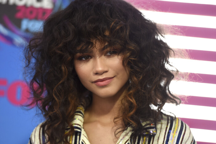 Zendaya maxar volymen på sina lockar och matchar med lugg.