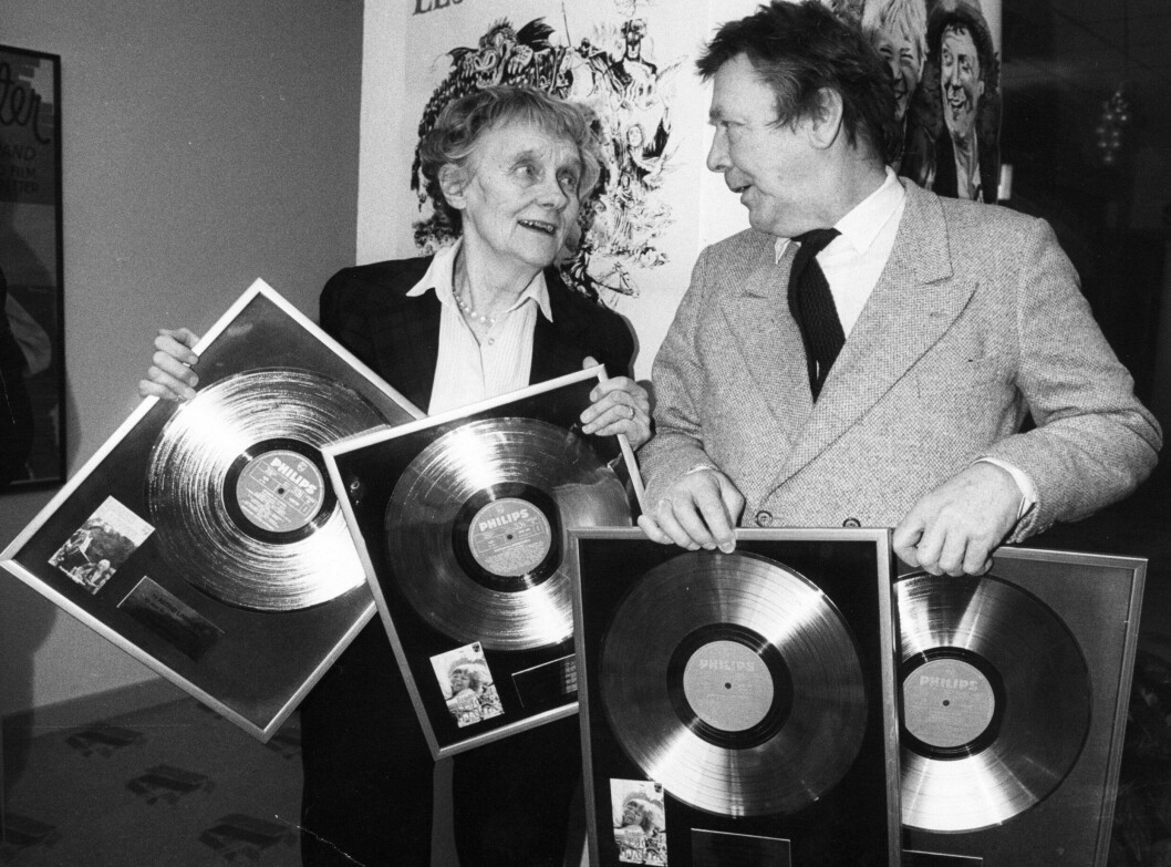 Astrid Lindgren och skådespelaren Allan Edwall år 1986, efter att de tilldelats två guldskivor var för skivinspelningen av <span class=" italic" data-lab-italic_desktop="italic">Bröderna Lejonhjärta</span> och <span class=" italic" data-lab-italic_desktop="italic">Rasmus på luffen</span>.