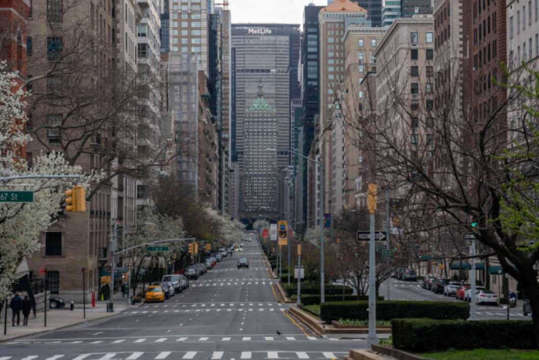 Rusningstrafiken har minskat drastiskt i New York och Seattle. Foto: TT Gata tom på bilar i New York.