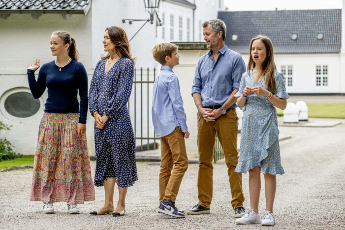 Danska kronprinsessan Mary med sin familj, klädd i de trendiga skorna.