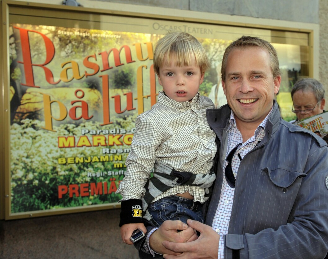 På galapremiären av <span class=" italic" data-lab-italic_desktop="italic">Rasmus på luffen</span> på Oscarsteatern år 2009, fanns Erik Lindgren i vimlet tillsammans med gudsonen Gideon på armen. Vi konstaterar att det där pojkaktiga smilet fortfarande är intakt. På galapremiären av Rasmus på luffen på Oscarsteatern år 2009, fanns Erik Lindgren i vimlet tillsammans med gudsonen Gideon på armen.