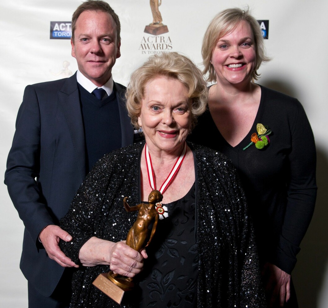 Fr.v. Kiefer Sutherland, Shirley Douglas (mamma) och Rachel Sutherland.