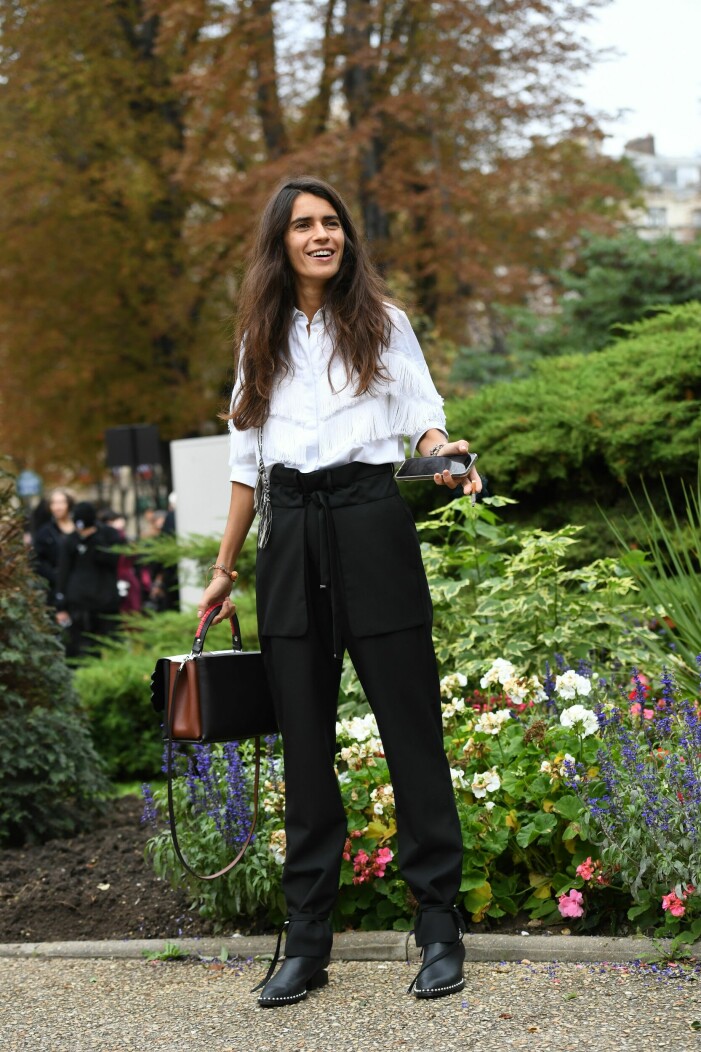 streetstyleoutfit med vit blus och svarta byxor