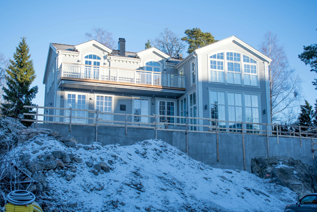 Pernilla Wahlgren köpte en bergstomt på Lidingö för cirka tre år sedan. Sakta men säkert har arbetet med att bygga drömhuset <span class=" italic" data-lab-italic_desktop="italic">Villa Wahlgren</span> också pågått sedan dess. Vintern 2022 stod det äntligen klart. Pernilla Villa Wahlgren