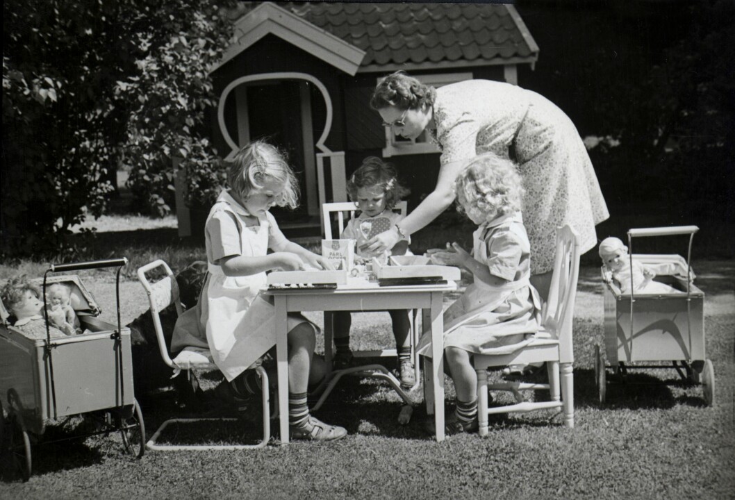 Prinsessan Sibylla tillsammans med de äldsta barnen i syskonskaran; prinsessorna Margaretha, Désirée och Birgitta, år 1941. Här leker de framför lekstugan på Haga Slott, som nu har gått i arv till kronprinsessan Victorias dotter Estelle. Prinsessan Sibylla tillsammans med de äldsta barnen i syskonskaran; prinsessorna Margaretha, Désirée och Birgitta. Här leker de framför lekstugan på Haga Slott, som nu har gått i arv till kronprinsessan Victorias dotter Estelle.