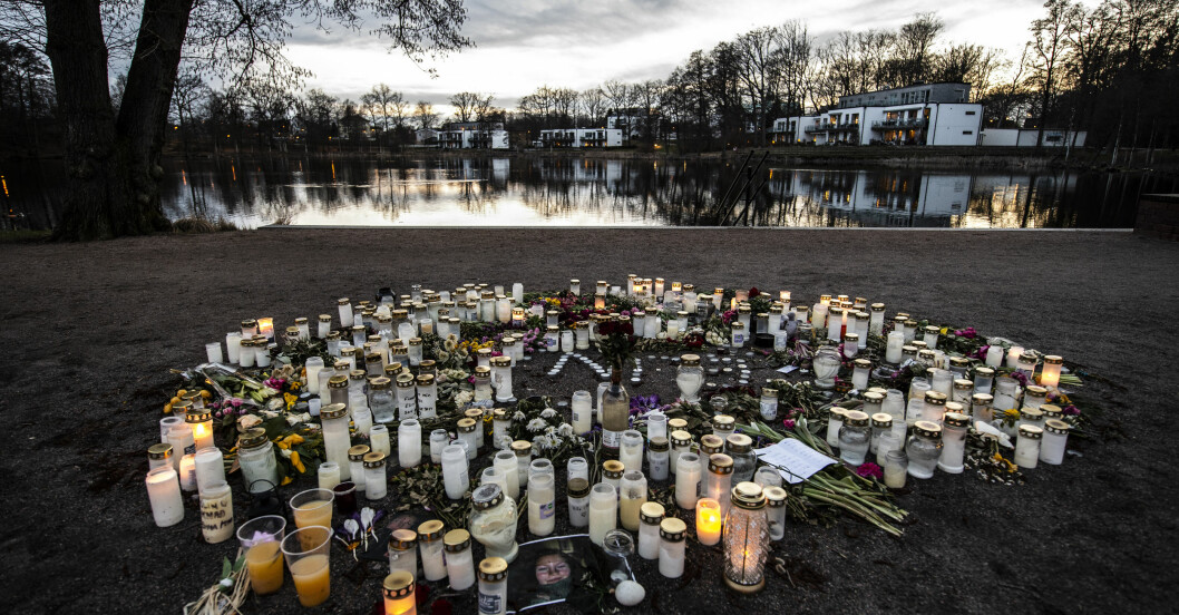 Blommor och ljus vid Tjurasjön i centrala Höör där tonårsflickan hittades död. 18-årig kvinna mördad vid Tjurasjön i Höör.