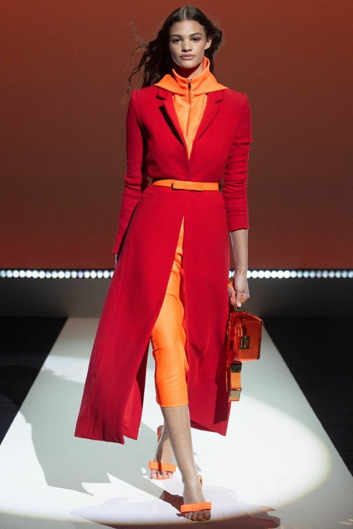 Brandon Maxwell Röd kappa med orangea accessoarer Brandon Maxwell ss 21