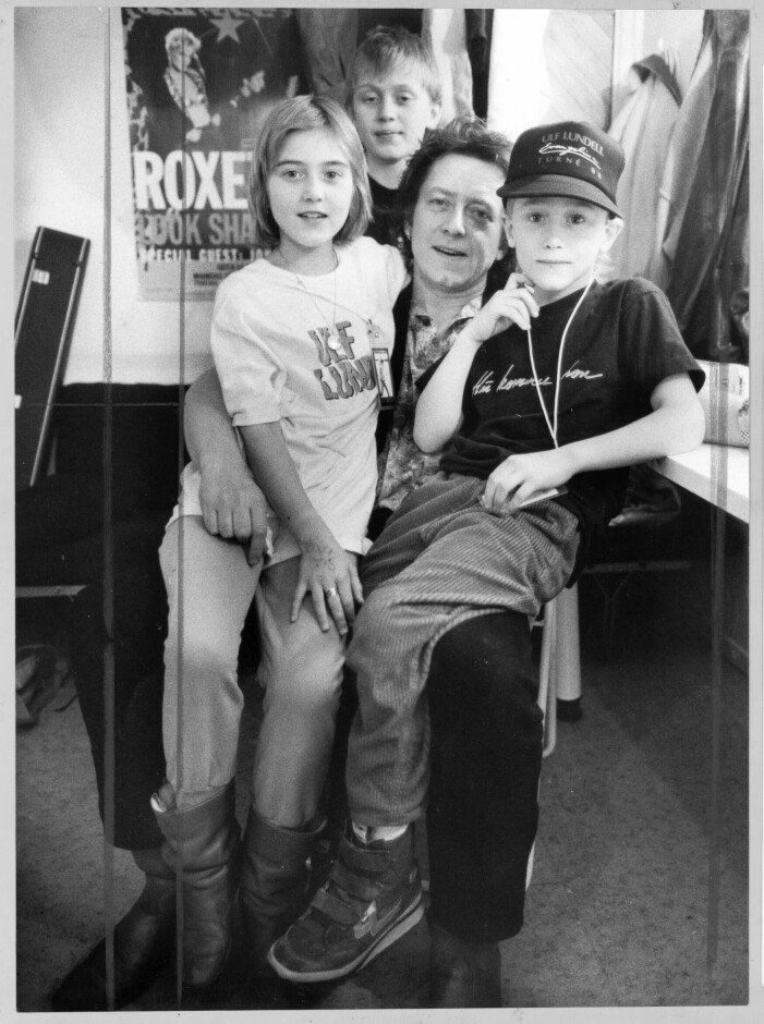 Här ser vi Ulf Lundell tillsammans med barnen Love, Carl och Sanna 1988.