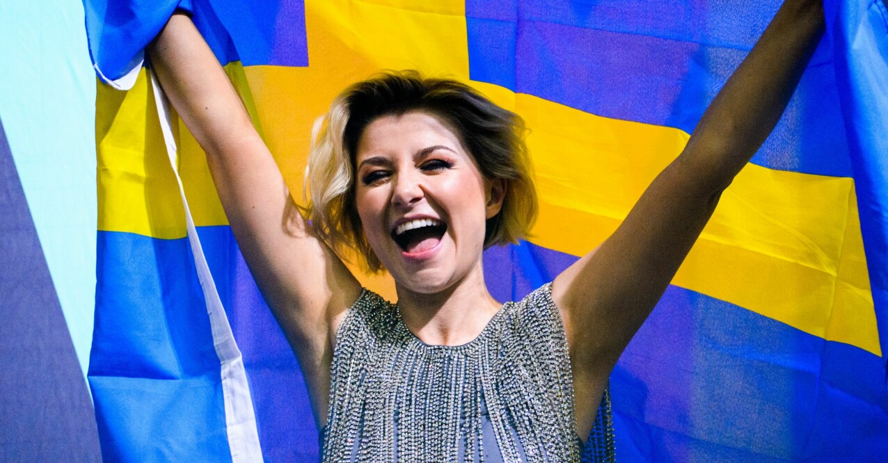 Cornelia Jakobs med svensk flagga.
