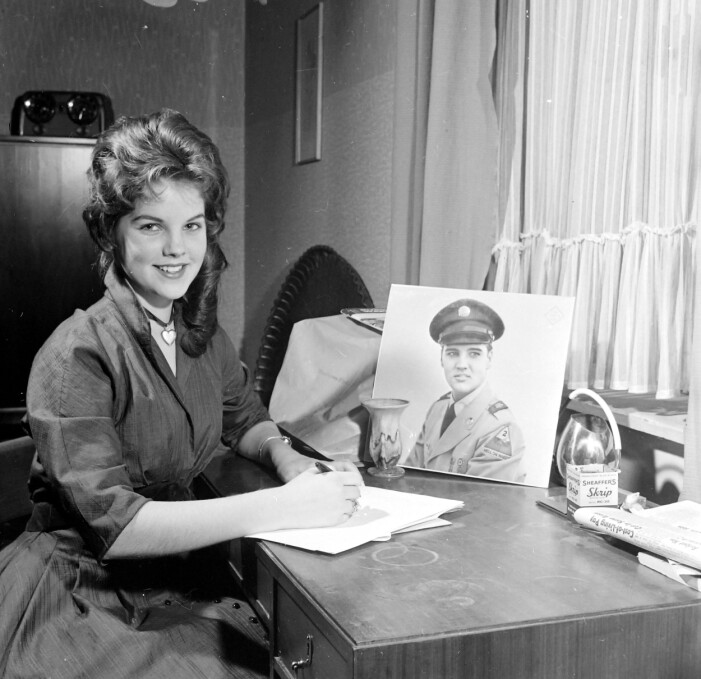 Priscilla skriver brev till pojkvännen Elvis Presley 1960, när hon är 15 år.