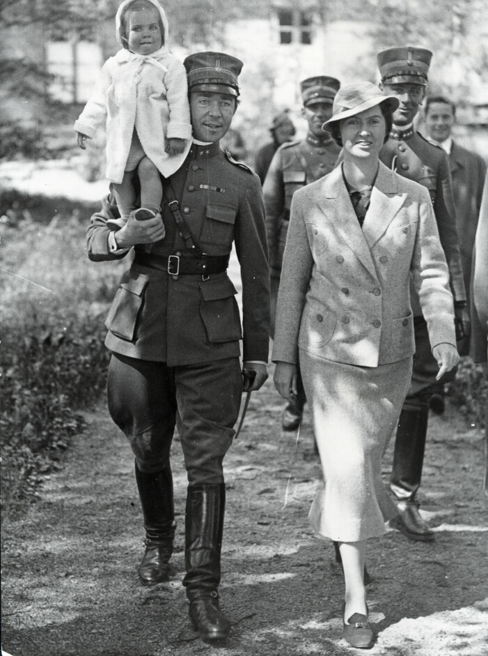 Prinsessan Margaretha tillsammans med sina föräldrar under en promenad i Hagaparken.