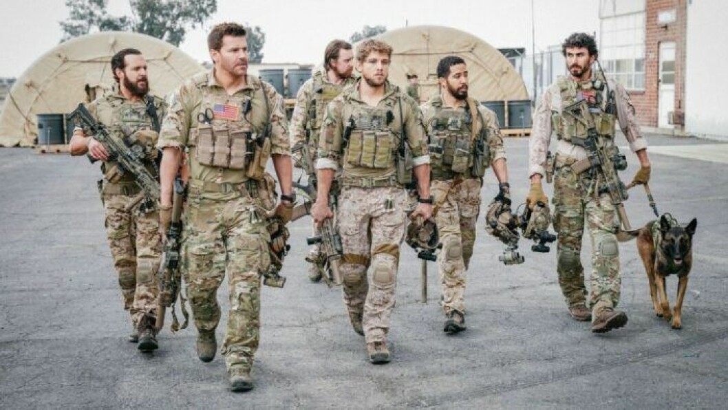 SEAL Team har premiär på Viaplay den 19 juli. En bild på de medverkande i tv-serien SEAL Team som visas på Viaplay.