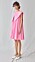 Modell med rosa klänning med en oversizad krage i samma färg som klänningen. Kragen går dock att plocka av. Krage från Seezona.