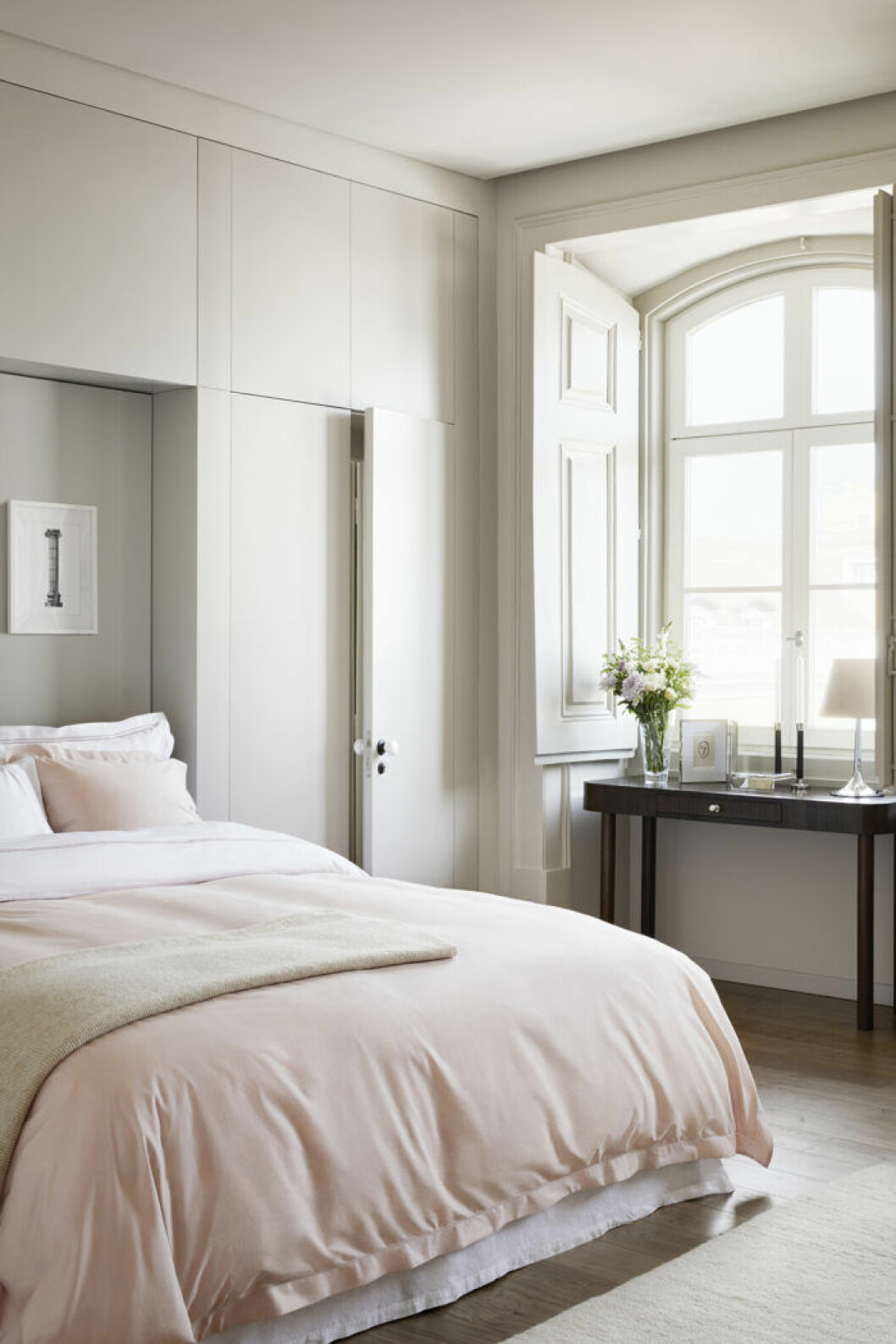 Foto: H&M home Hotellkänsla i sovrummet med en välbäddad säng