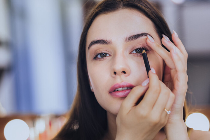 Lyft upp locket lite med handen för att komma åt och måla din eyeliner. Sminka hängande ögon med eyeliner