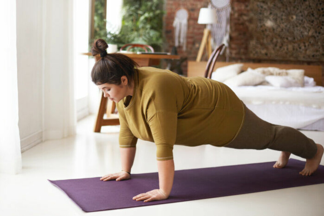 Yoga gör dig lugn och glad, har forskarna visat. kvinna som gör yoga