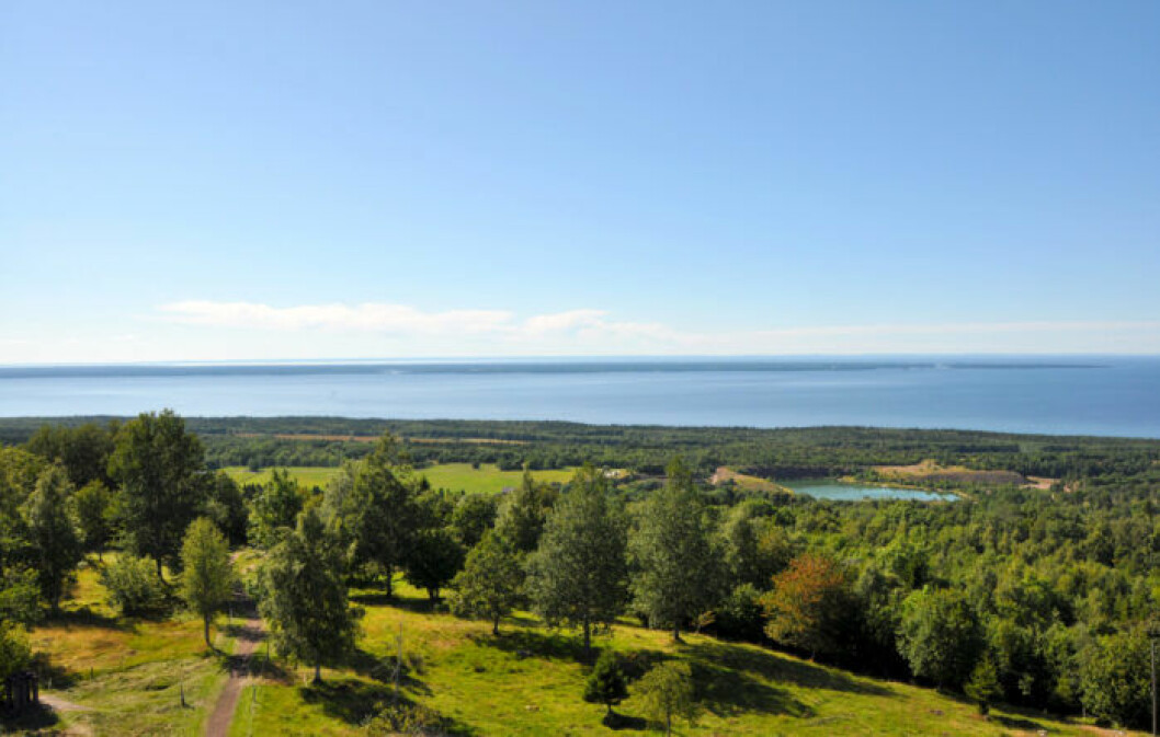 Ta tåget och upptäck Sveriges största sjö från vackra Kinnekulle.