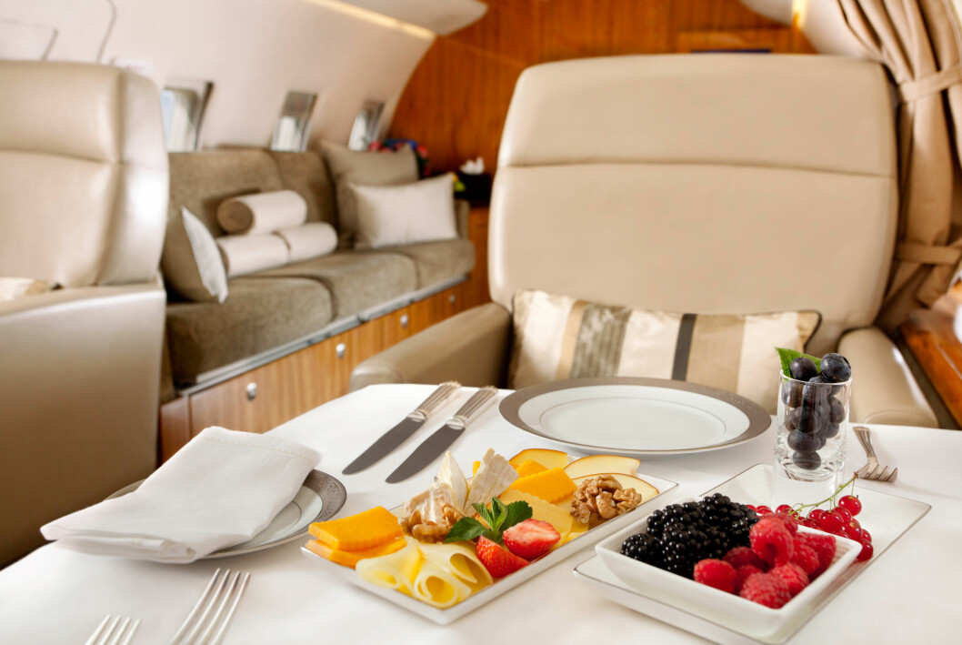Så här kan det se ut när det serveras mat under flygresan i business class.