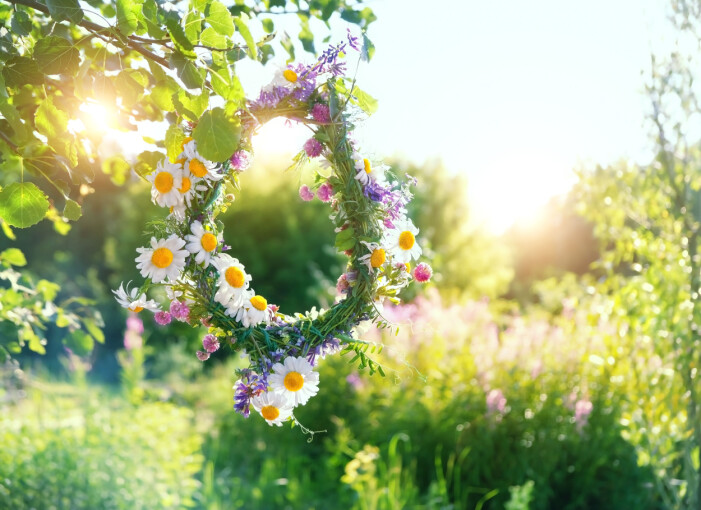 Vi verkar kunna räkna med sol på flera håll i landet. midsommarafton 2021