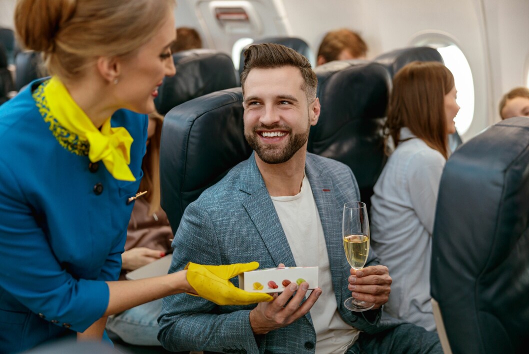 Svenska flygvärdinnan rekommenderar att du undviker att använda toaletten på flygplanet under kabinpersonalens service. Svenska flygvärdinnan rekommenderar att du undviker att använda toaletten på flygplanet under kabinpersonalens service.
