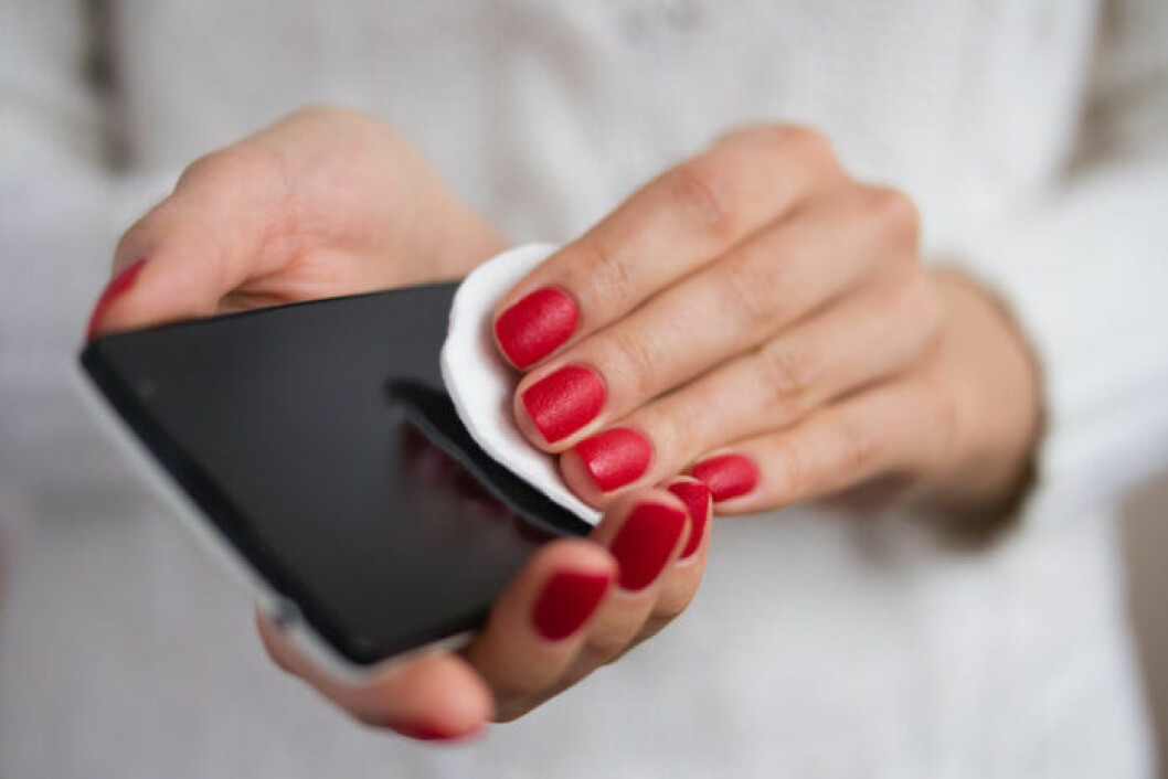 Foto: Stockphoto Torkar av mobiltelefon