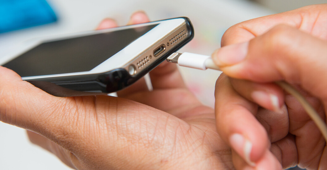 Att ladda mobilen över natten sliter ut batteriet i förtid.