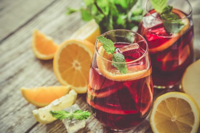 Sangria är hur enkelt som helst att göra i alkoholfritt alternativ. Sangria