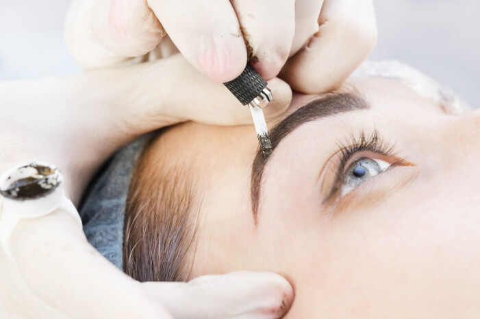 Att få sina bryn förstärkta med microblading är i dag vanligt.