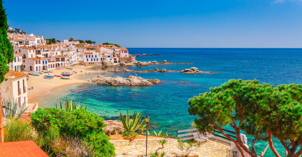 Strand med hus i Spanien