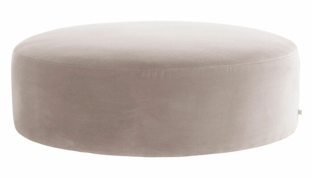 stor beige sittpuff i sammet från jotex