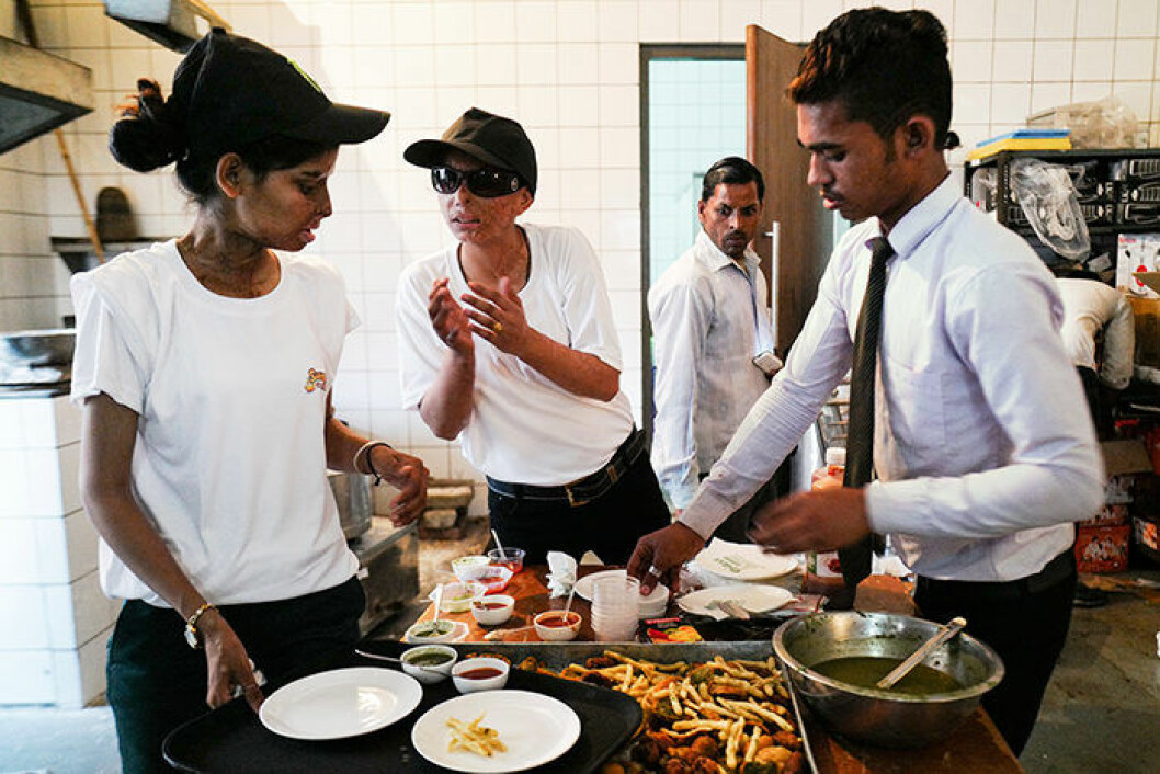 Kvinnorna sköter allt, från köksarbete till verksamhetens ekonomi. Tanken är att kaféet både ska ge dem trygghet och försörjning. Sheroes Cafe indien