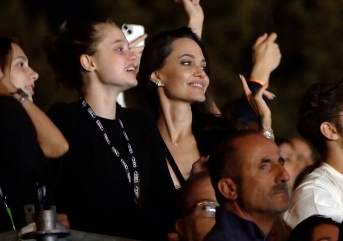 Shiloh och Angelina Jolie på Måneskins konsert i Rom