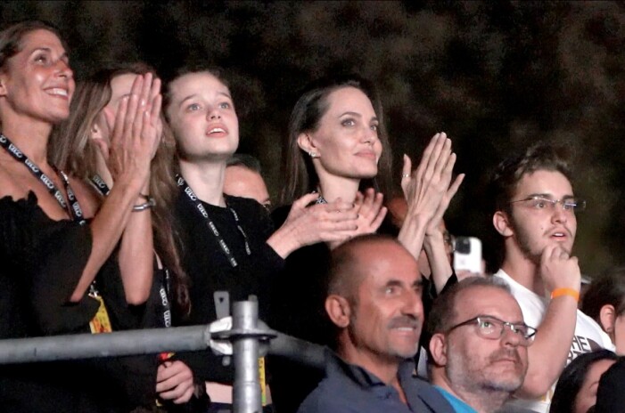 Shiloh och Angelina Jolie på Måneskins konsert i Rom