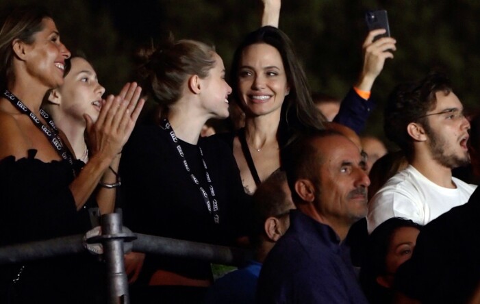 Shiloh och Angelina Jolie på Måneskins konsert i Rom