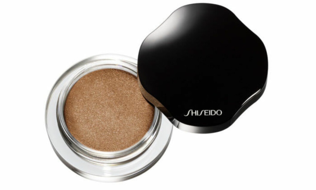 Ögonskuggan Shimmering Eye Cream i BR731 från Shiseido är lätt och ljust glimrande.<br>Ca 315 kr. Ögonskuggan Shimmering Eye Cream i BR731 från Shiseido är lätt och ljust glimrande. Ca 315 kr.