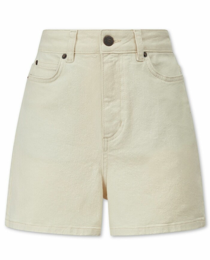 Shorts i ekologisk bomull, XS–XL, 1 195 kr, Lexington. <a target="_blank" rel="nofollow" href="https://in.ahlens.se/t/t?a=1136856392&as=1218462148&t=2&tk=1&url=https://www.ahlens.se/Mode/byxor/shorts-15182/lexington-florence-denim-shorts-offwhite-2093238b4c284f048910f8e226db8502/&epi=FE-mod—ledigaplagg-lexington-shorts-">Klicka på bilden för att komma direkt till dem.</a> Shorts från Lexington.