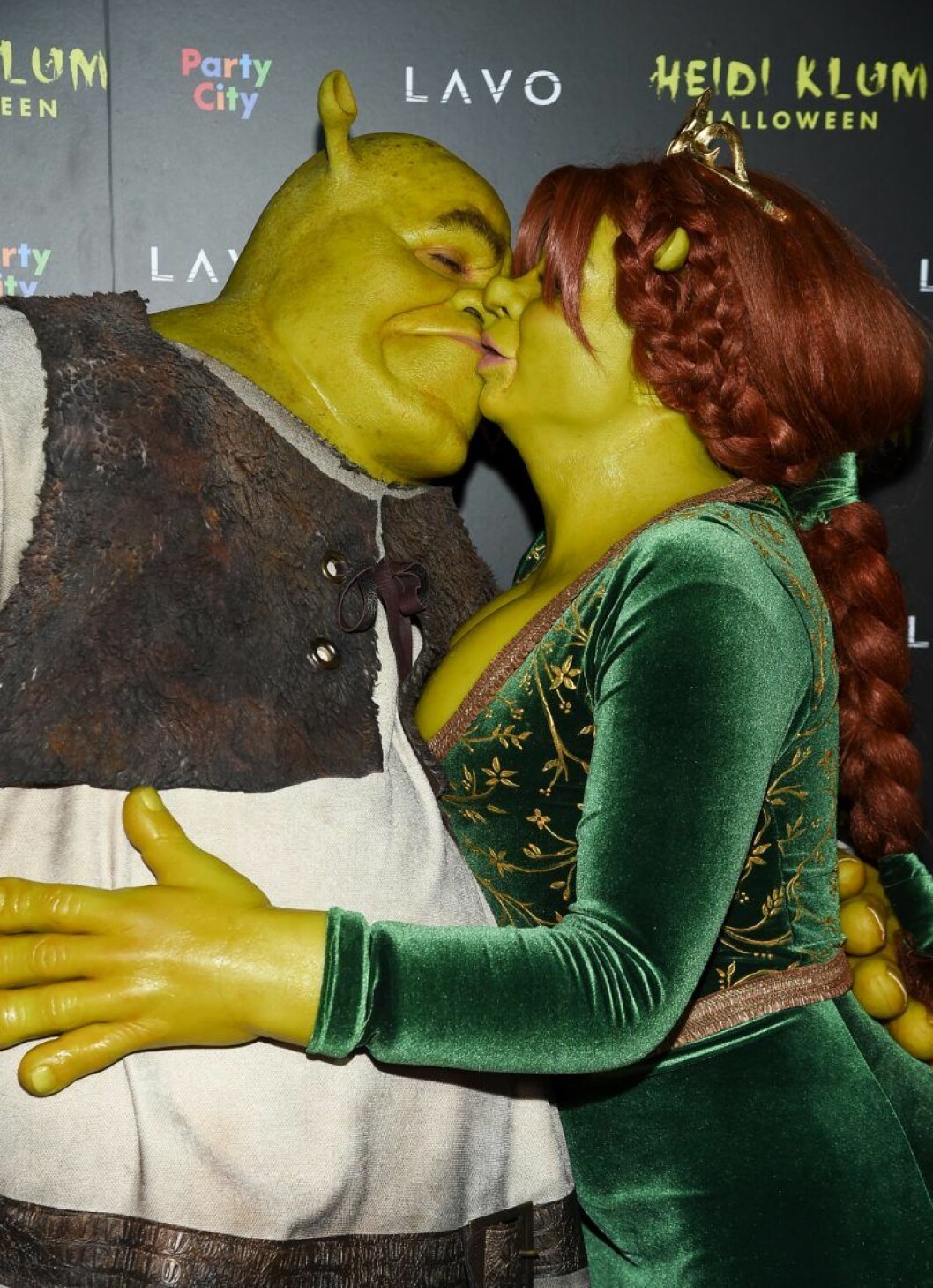 Förra året var Heidi Klum och Tom Kaulitz utklädda till paret Shrek och Fiona. Foto: Evan Agostini/Invision/TT Förra året klädde Heidi Klum ut sig till prinsessan Fiona på halloween