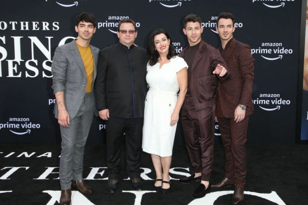 The Jonas brothers med pappa Paul Kevin Jonas och mamma Denise Miller-Jonas
