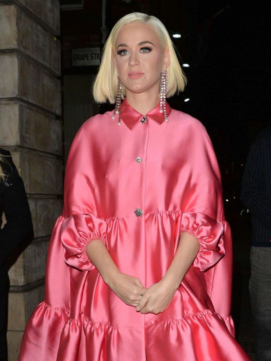 Sångerskan föddes som Katheryn Hudson men kallades för Katy. När hon började med musik bytte hon efternamn för att inte förväxlas med skådespelerskan Kate Hudson. Katy Perry i rosa klänning