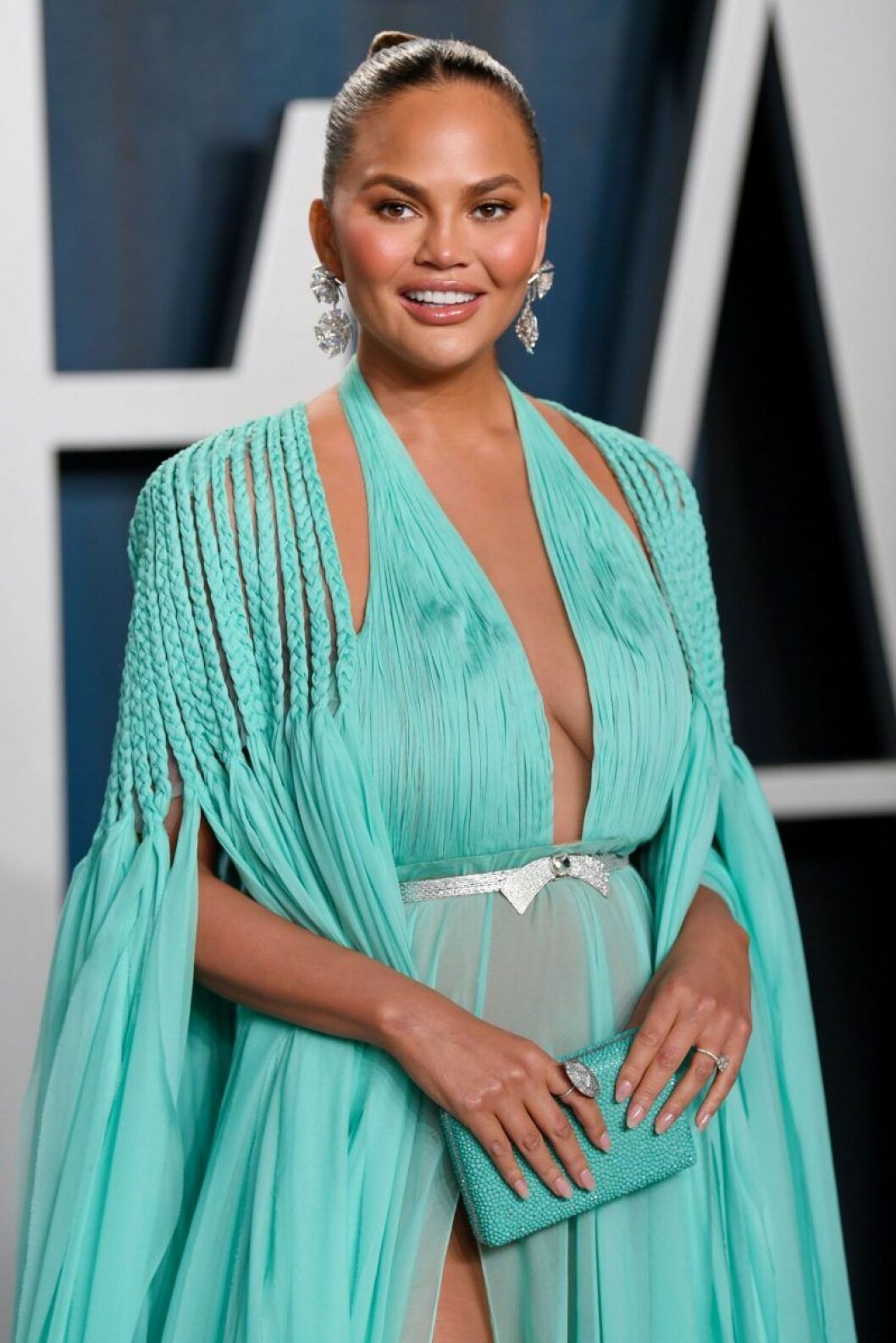 Chrissy Teigen i turkos klänning