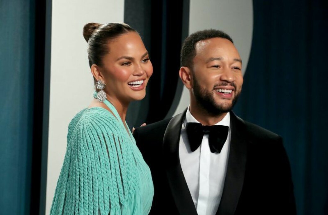 John Legend & Chrissy Teigen är glada och skrattar
