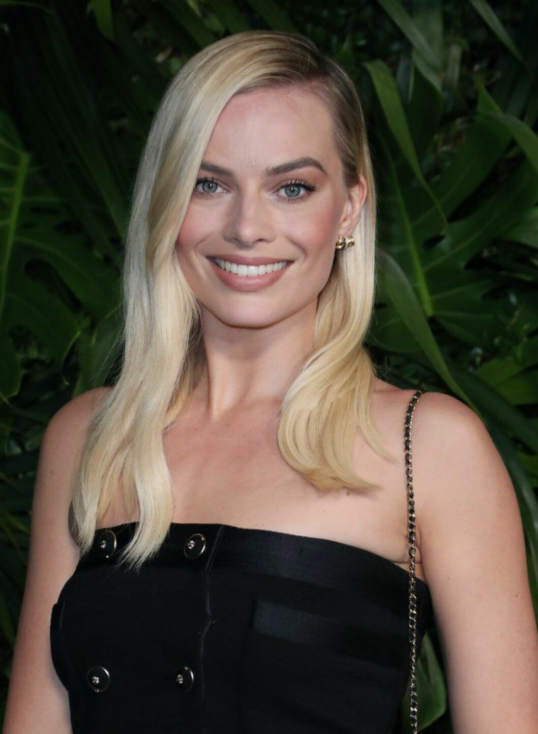 Margot Robbie ler och har utsläppt hår