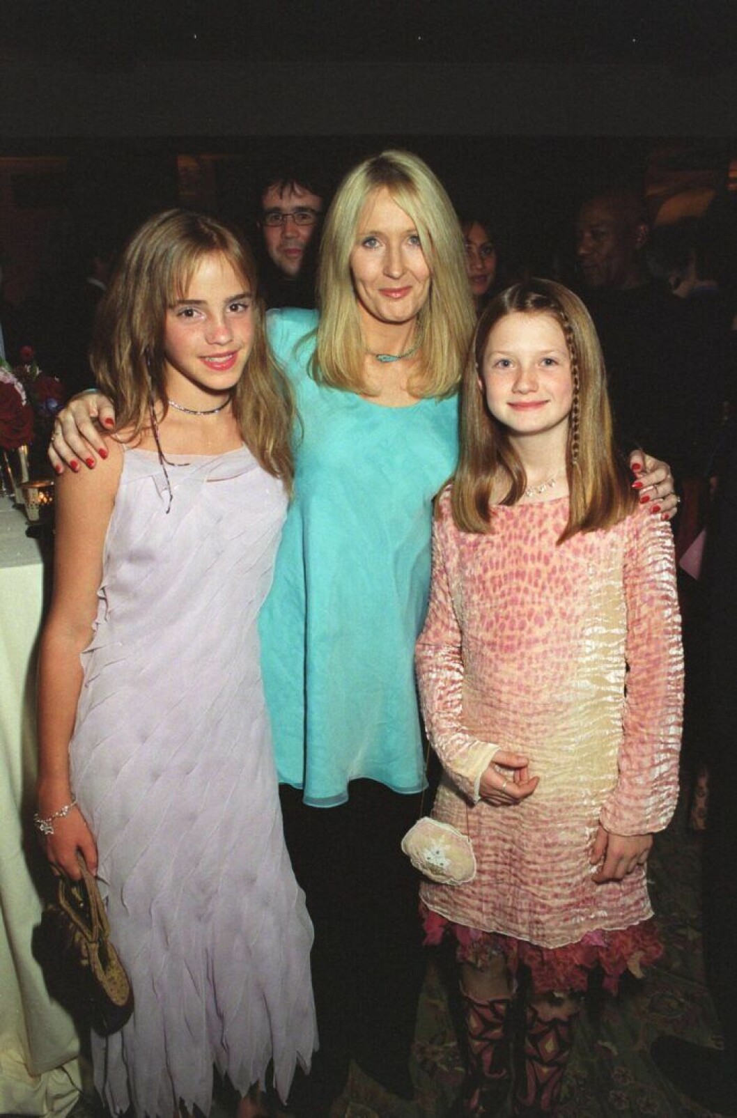 J K Rowling, Emma Watson, som spelar Hermione och Bonnie Wright, som spelar Ginny. J K ROWLING, EMMA WATSON och BONNIE WRIGHT på röda mattan i London 2002
