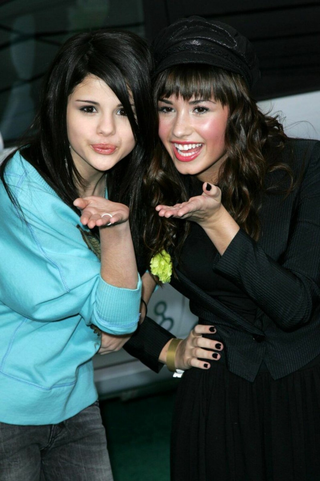 Disneys två stora stjärnor Selena Gomez och Demi Lovato blåser slängkyssar 2008. Demi Lovato och Selena Gomez blåser slänkyssar mot kameran