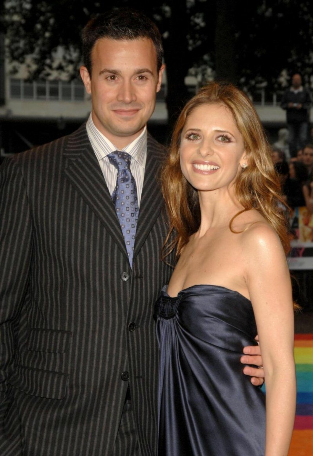 Sarah Michelle Gellar & Freddie Prinze Jr håller om varandra och ler