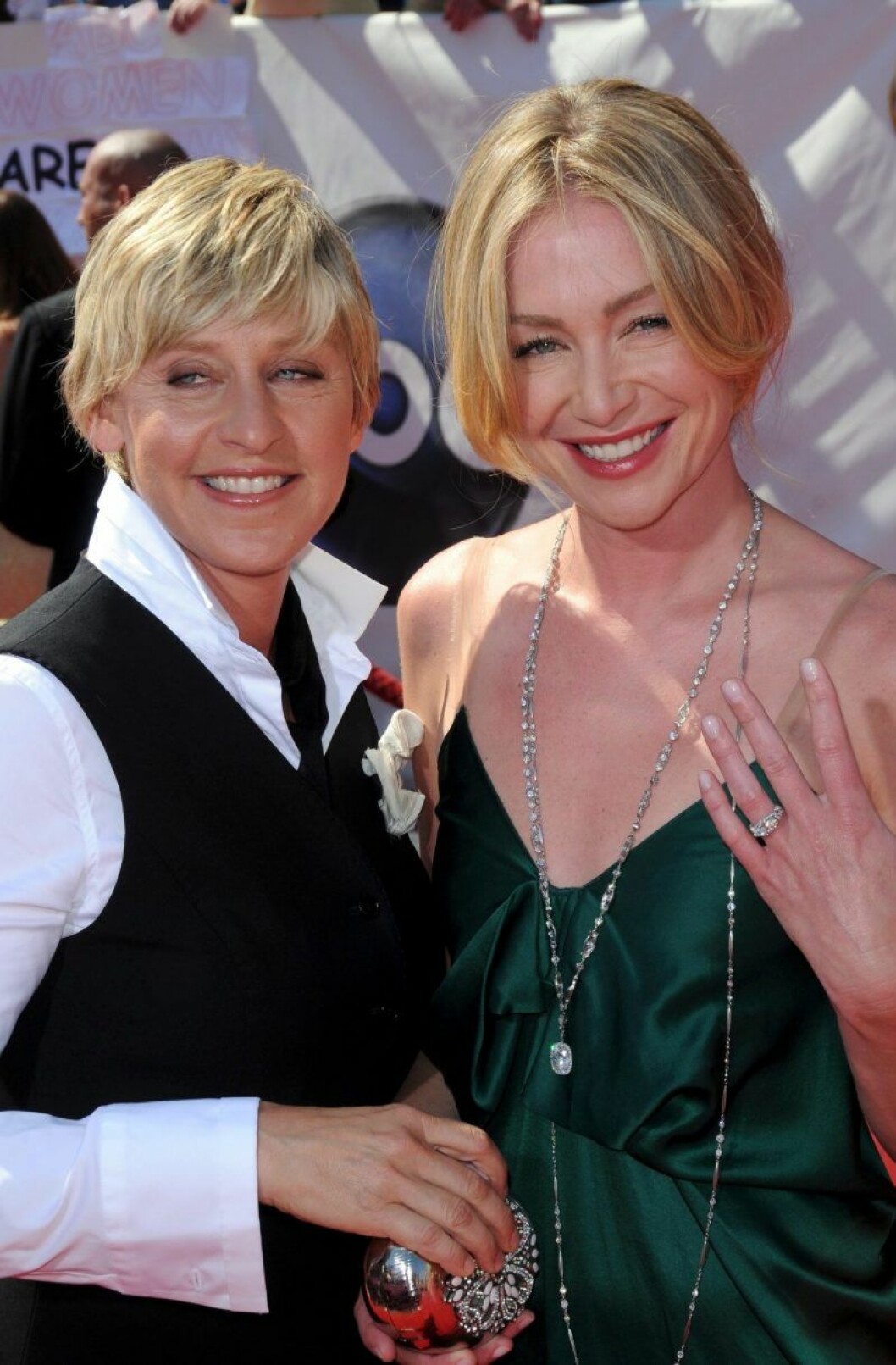 Ellen DeGeneres och Portia de Rossi. Ellen DeGeneres och Porta de Rossi visar upp förlovningsringen